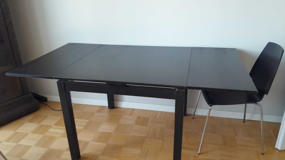 Stół z powyłamywanymi nogami ale za to rozkładany + 3 krzesła!
