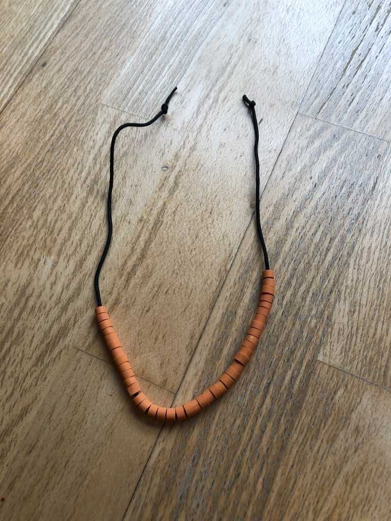 colar preto com bolas laranjas