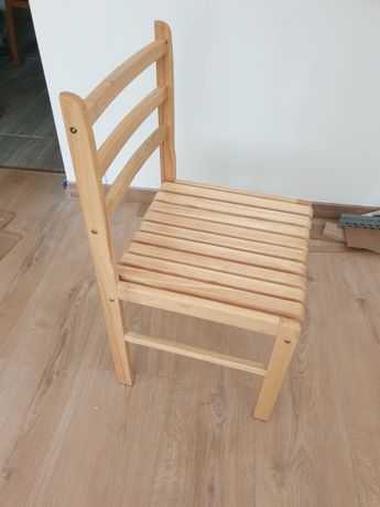 Komplet krzesel drewnianych.