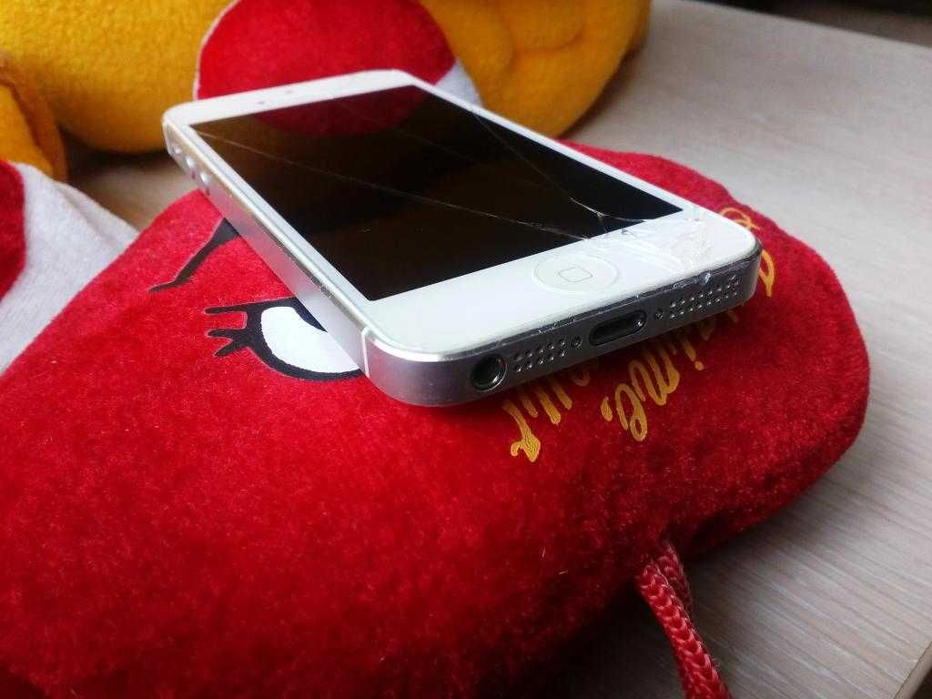 Телефон iPhone 5