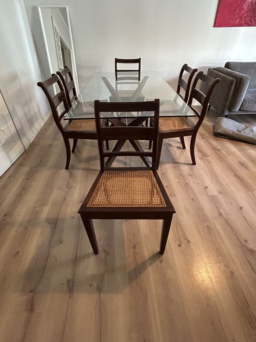 Mesa de Vidro com pés de Madeira e 6 Cadeiras