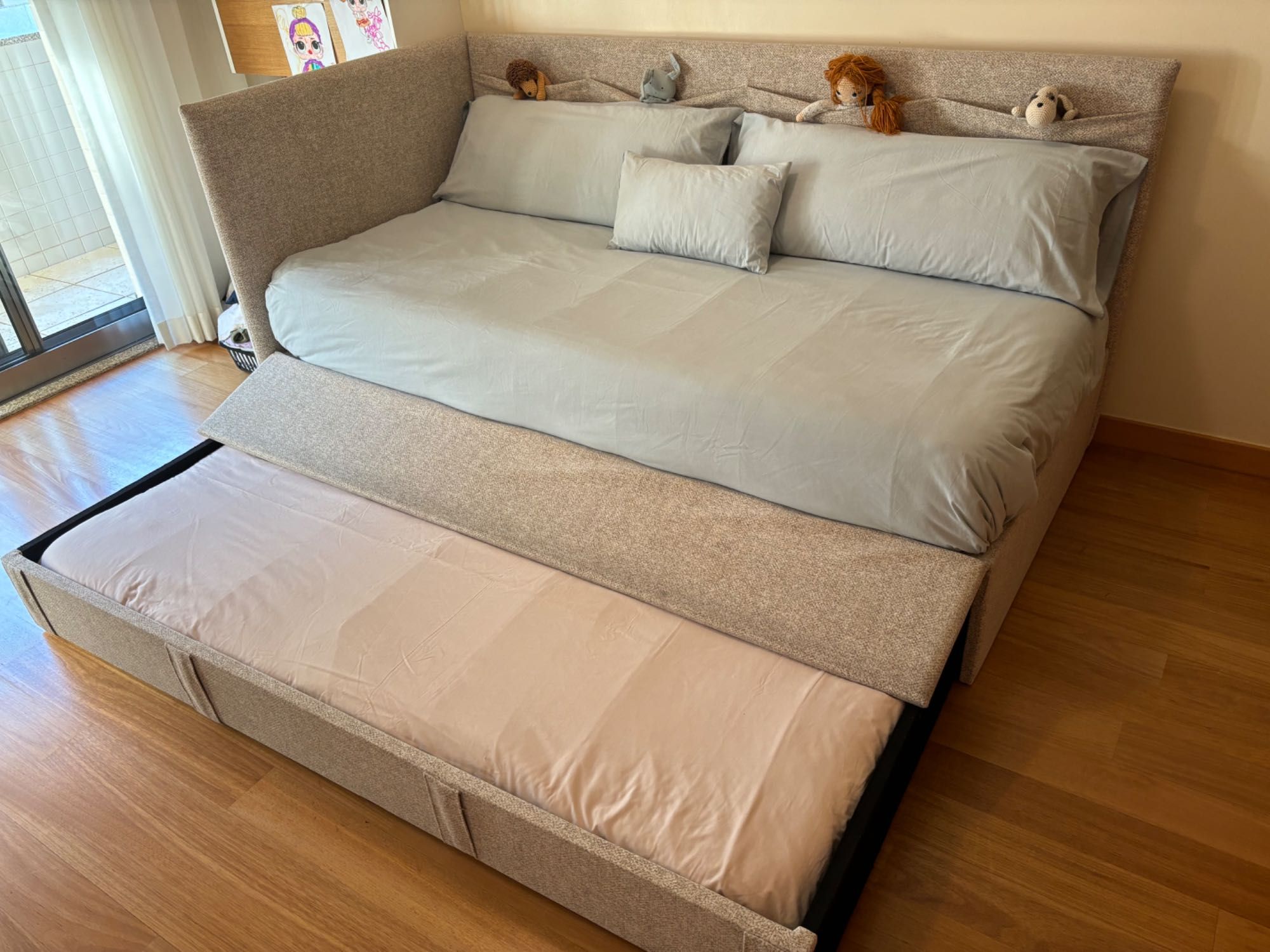 Cama dupla 2x90x190 em tecido lavável com efeito sofá