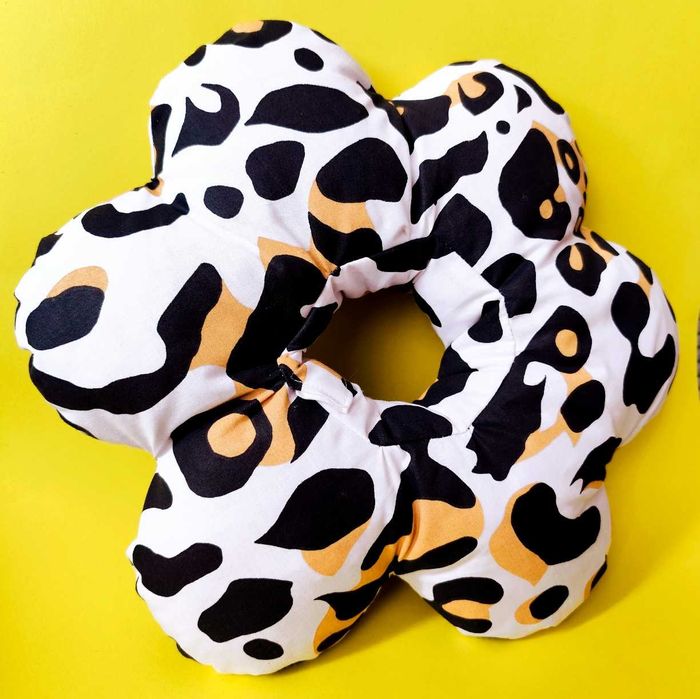 Poduszka piercingowa donut do spania i przekłuwania uszu KWIATEK