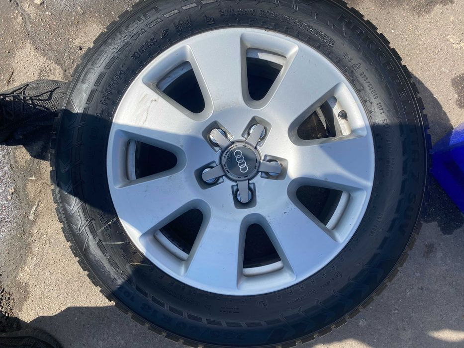 Продам комплект дисков с резиной на Audi 235 60 R18