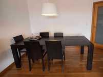 Mesa de madeira de carvalho e cadeiras