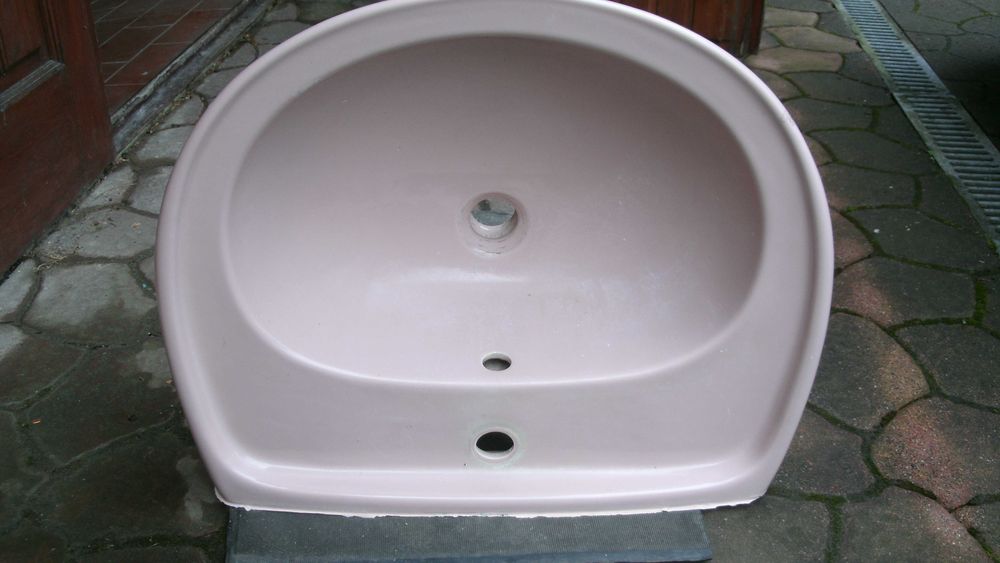 umywalka porcelanowa w kolorze wrzosowym