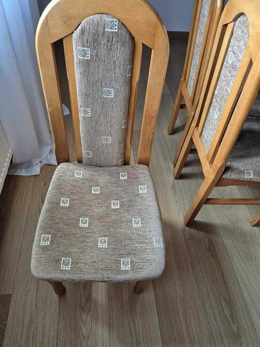 Stół z krzesłami do salonu