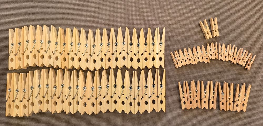 Ogromny zestaw drewnianych spinaczy różnej wielkości