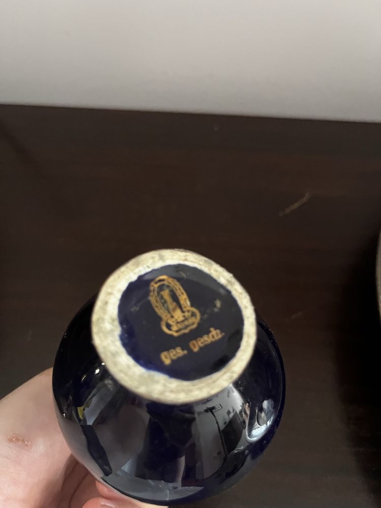 Vaso pequeno azul escuro com rosa (Alemao)