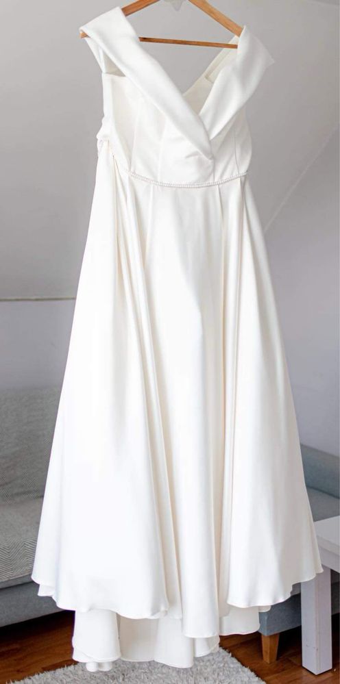 Suknia ślubna w kolorze smietanki regulowany rozmiar 40/42