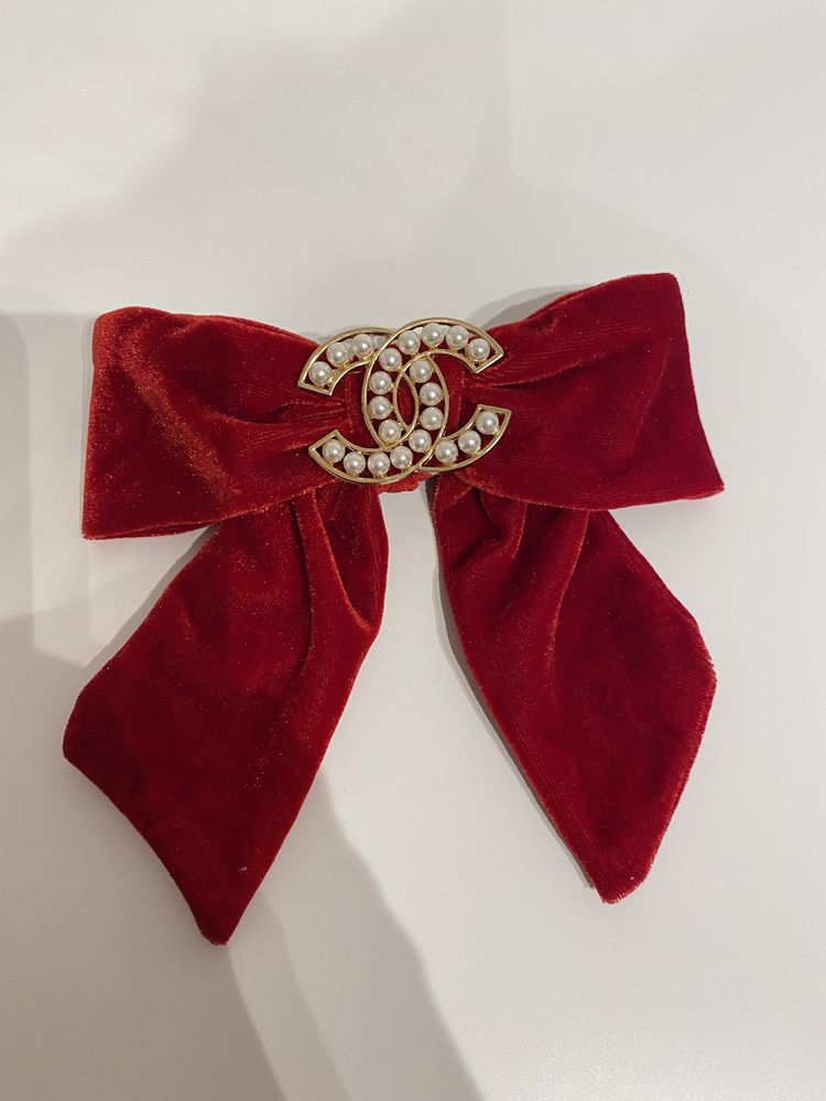 Czerwona kokarda cc chanel biżuteria ozdoba do włosów perełki spinka