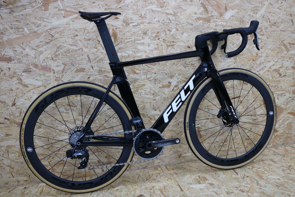 Bicicleta disco Felt AR - Sram Force AXS - Rodas carbono - Nova