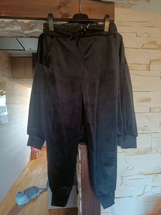 Czarny, piękny dres welurowy