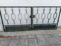 Portão de ferro.