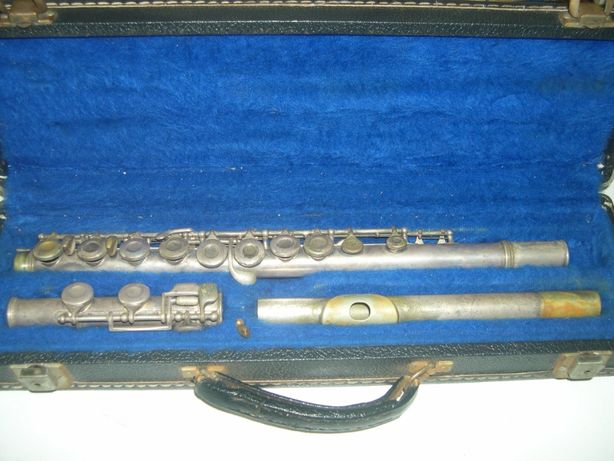 Flauta muito antiga, revestida com banho de prata