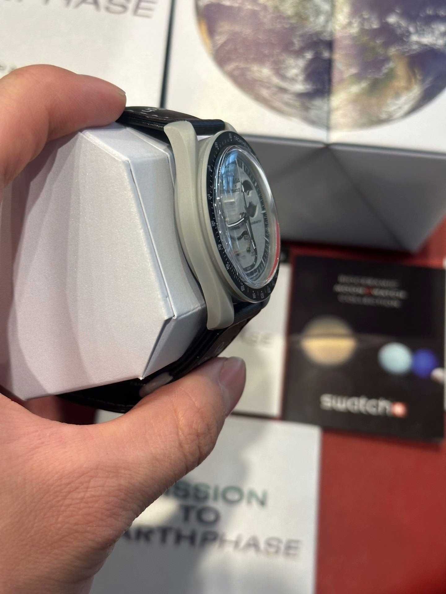 MoonSwatch Earth Phase - model SO33M700 nowy!