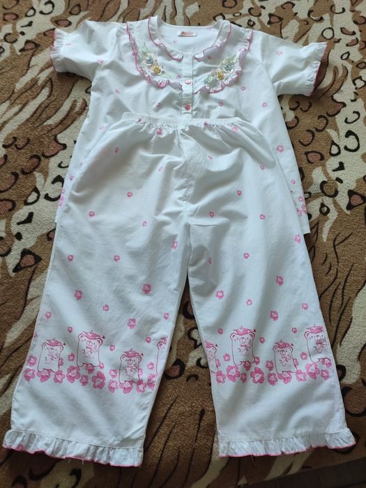 Продам гарну ніжну піжамку.