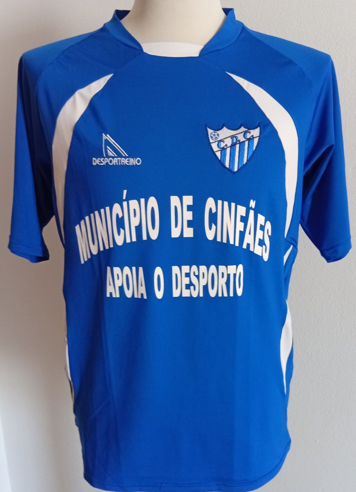 Conjunto de camisolas de futebol de diversos clubes