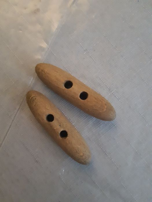 Kołki drew. i plast. do odzieży. 13 szt.