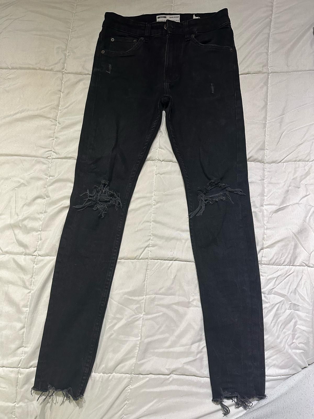 Calças pretas com rasgão da Bershka