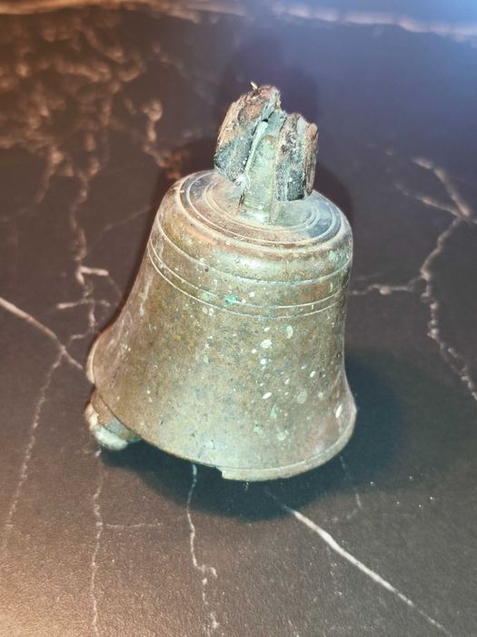 Zabytkowy antyczny stary dzwonek