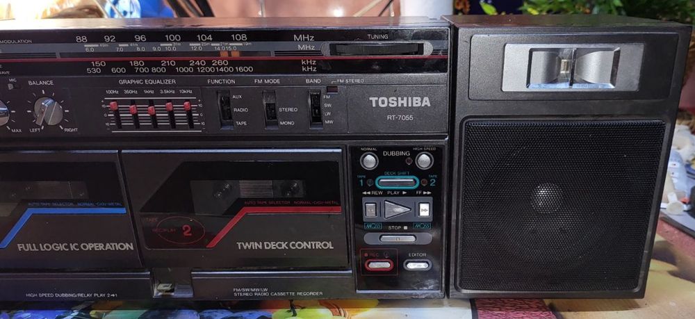 Магнитофон TOSHIBA RT-7055,не включается,sharp,статуэтка Japan