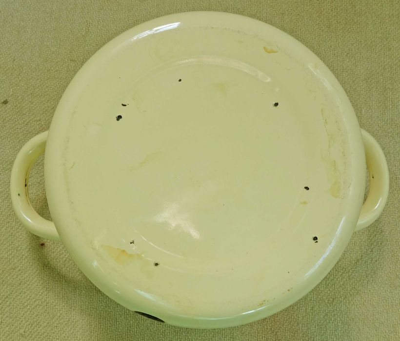 Кастрюлька  почти новая стальная эмалированная обьем 1,7 литра фрукты