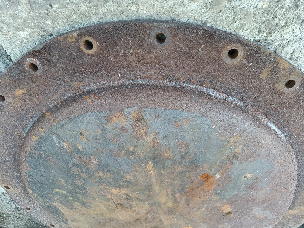 Dennica, Pokrywa zbiornika fi 685 mm.