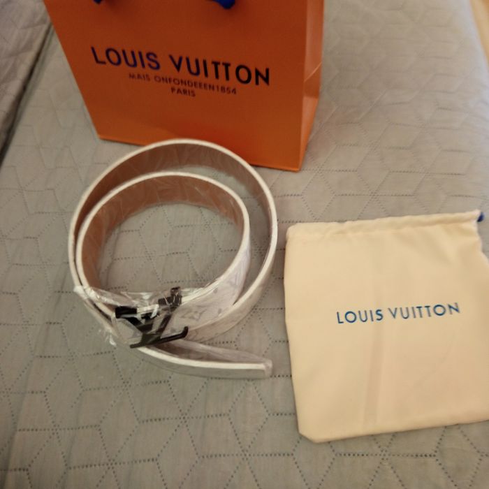 Oryginalny biały pasek Louis Vuitton - idealny do każdego outfitu