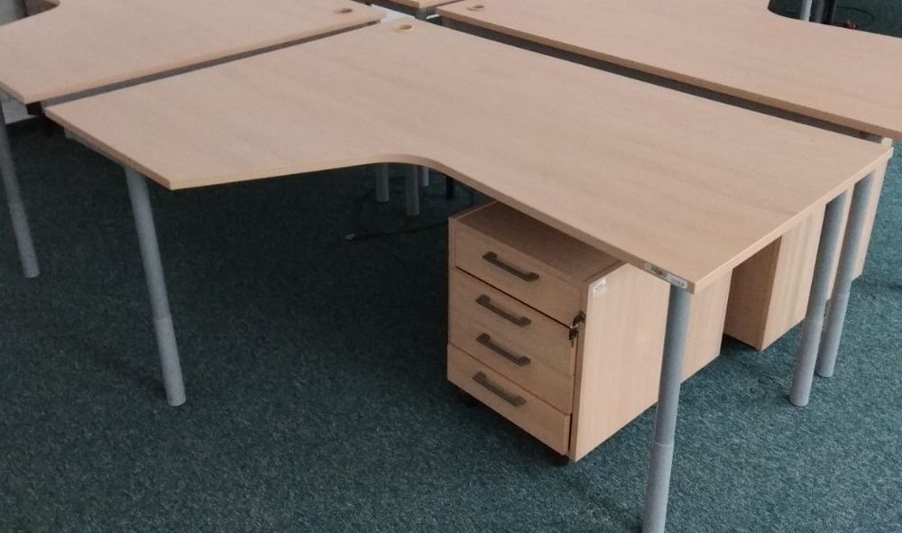 Duże biurko narożne z falą brązowe solidne praca zdalna biuro