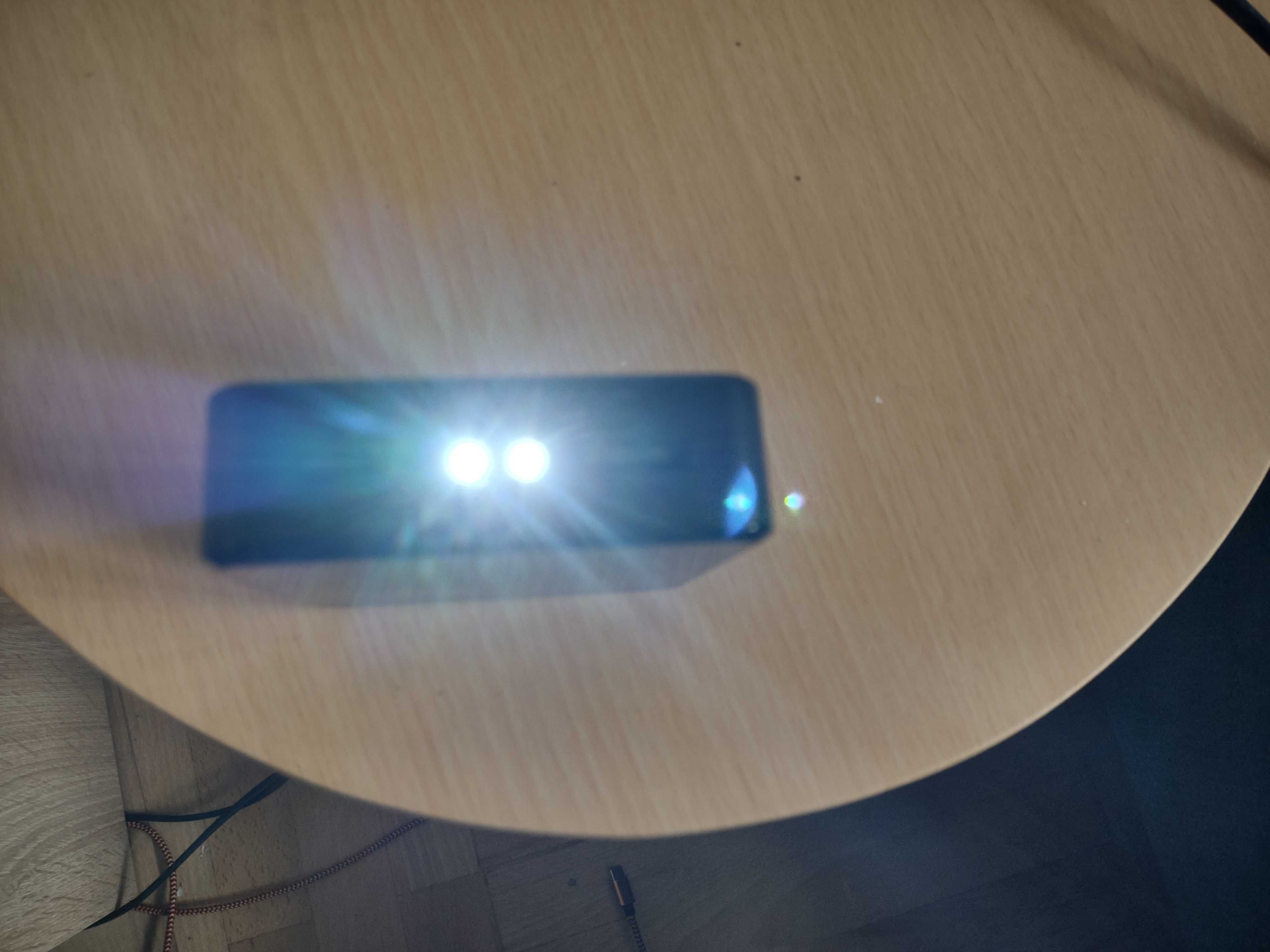 Power bank sprawny, ładuje się oddaje energię, z obu portów