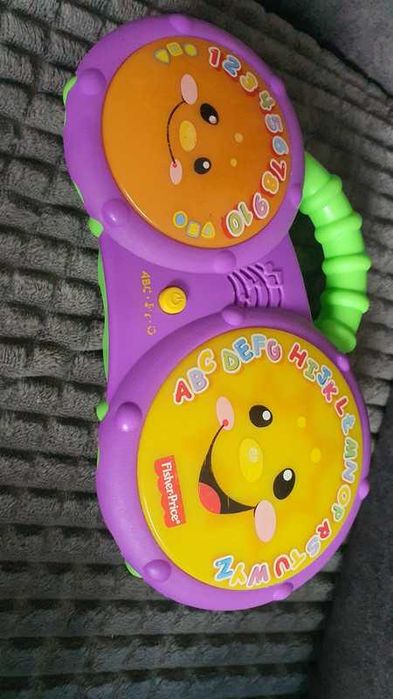 Zestaw Fisher price inteligentny głosniczek malucha + bębenek + gratis