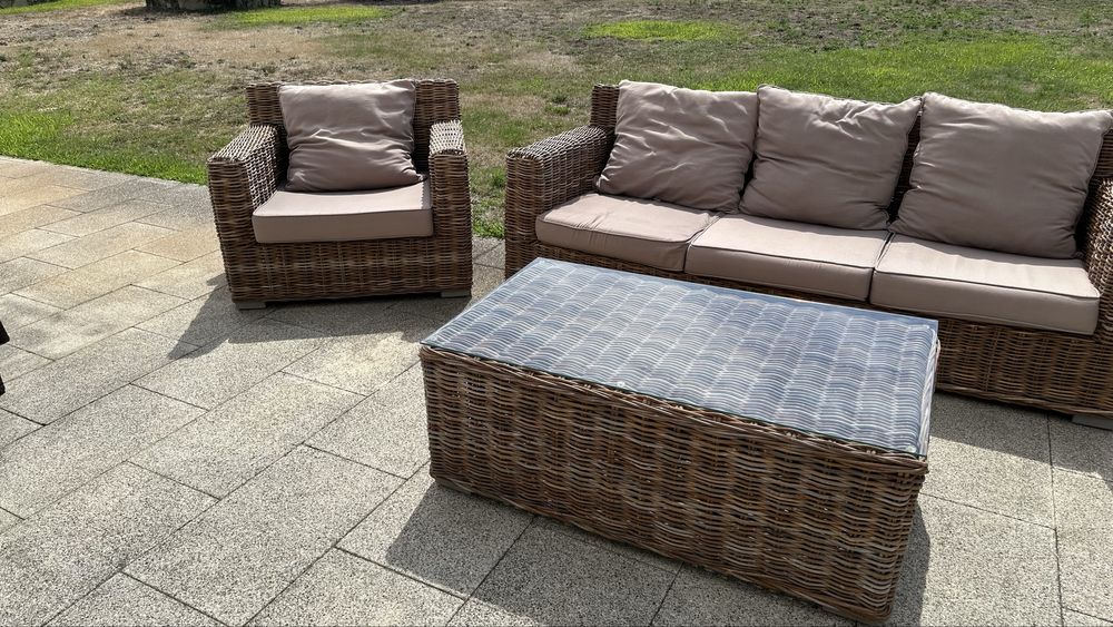 Conjunto de Jardim — Sofás + Mesa com Tampo de Vidro