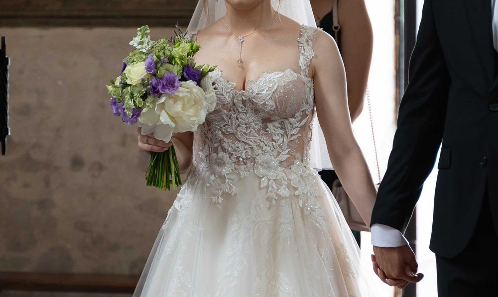 bogato zdobiona suknia ślubna