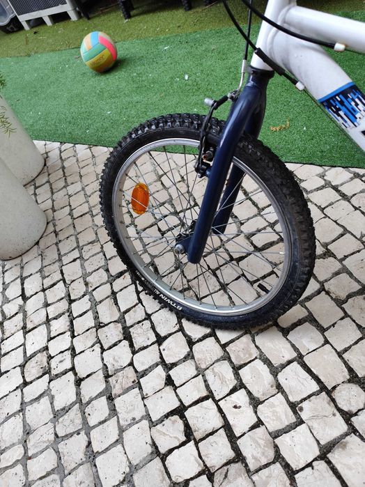 Bicicleta e criança ROCKRIDER  ST120 20" 6-9 ANOS branco e azul