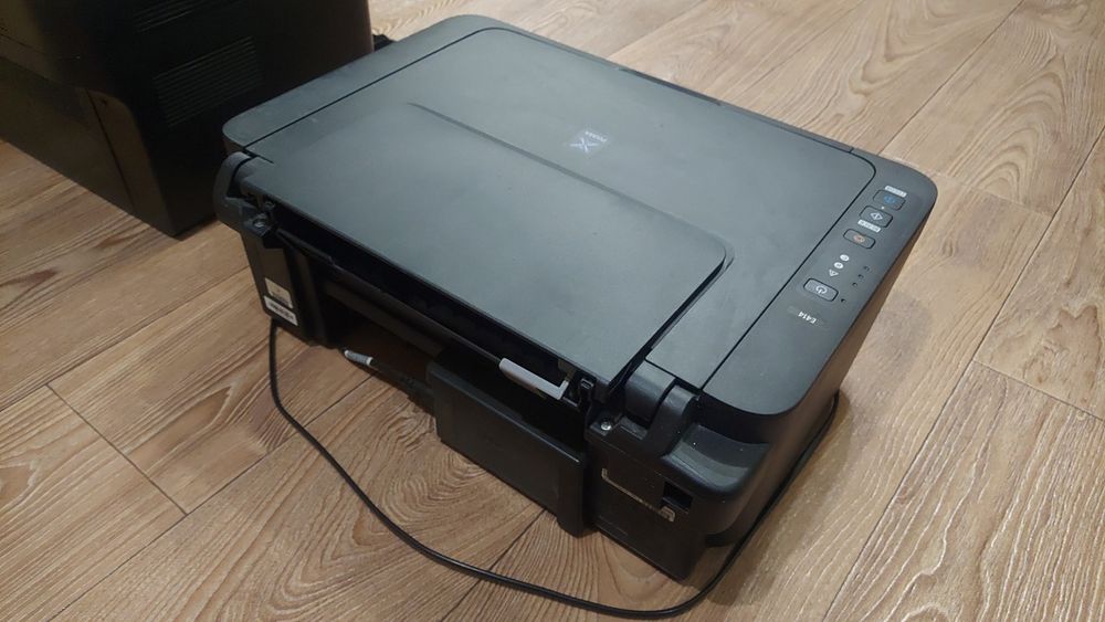 Продам 2 принтера струйный цветной и лазерный черно-белый.