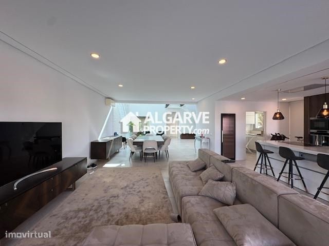 Moradia geminada V5 em zona residencial junto do aeroporto e da praia