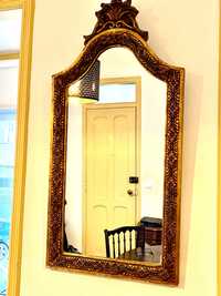 Espelho antigo com moldura dourada. 110x54.