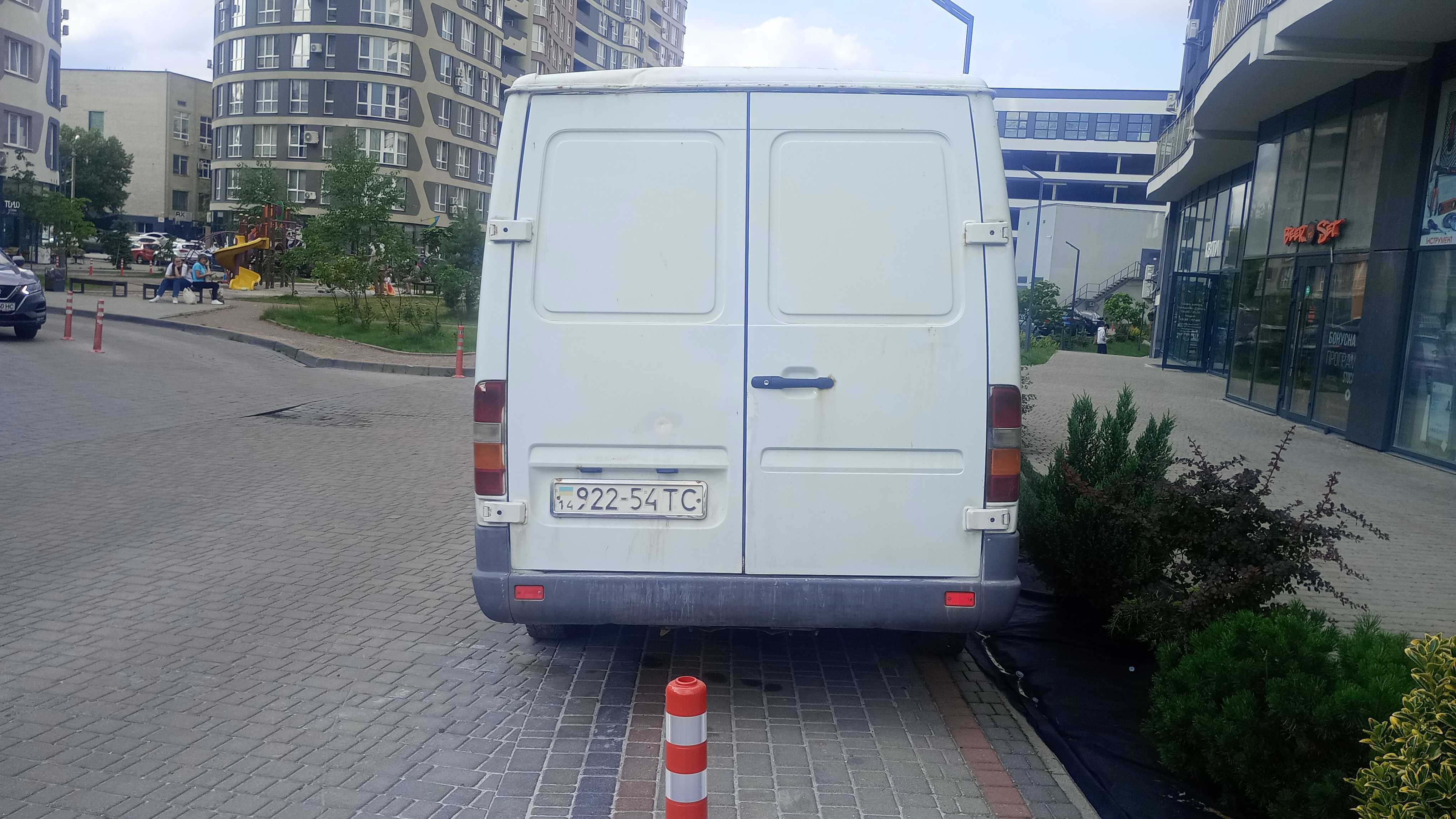 Автомобіль Мерседес спрінтер 208