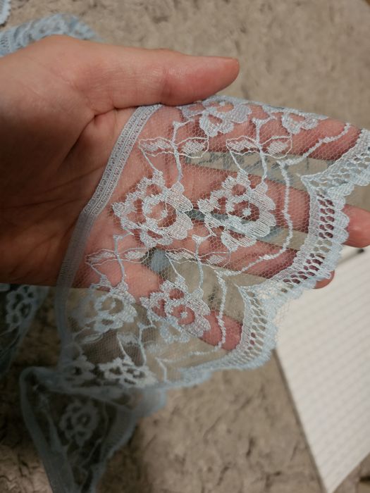 Koronka niebieska szer.9-10cm, długość ponad 12 metrów