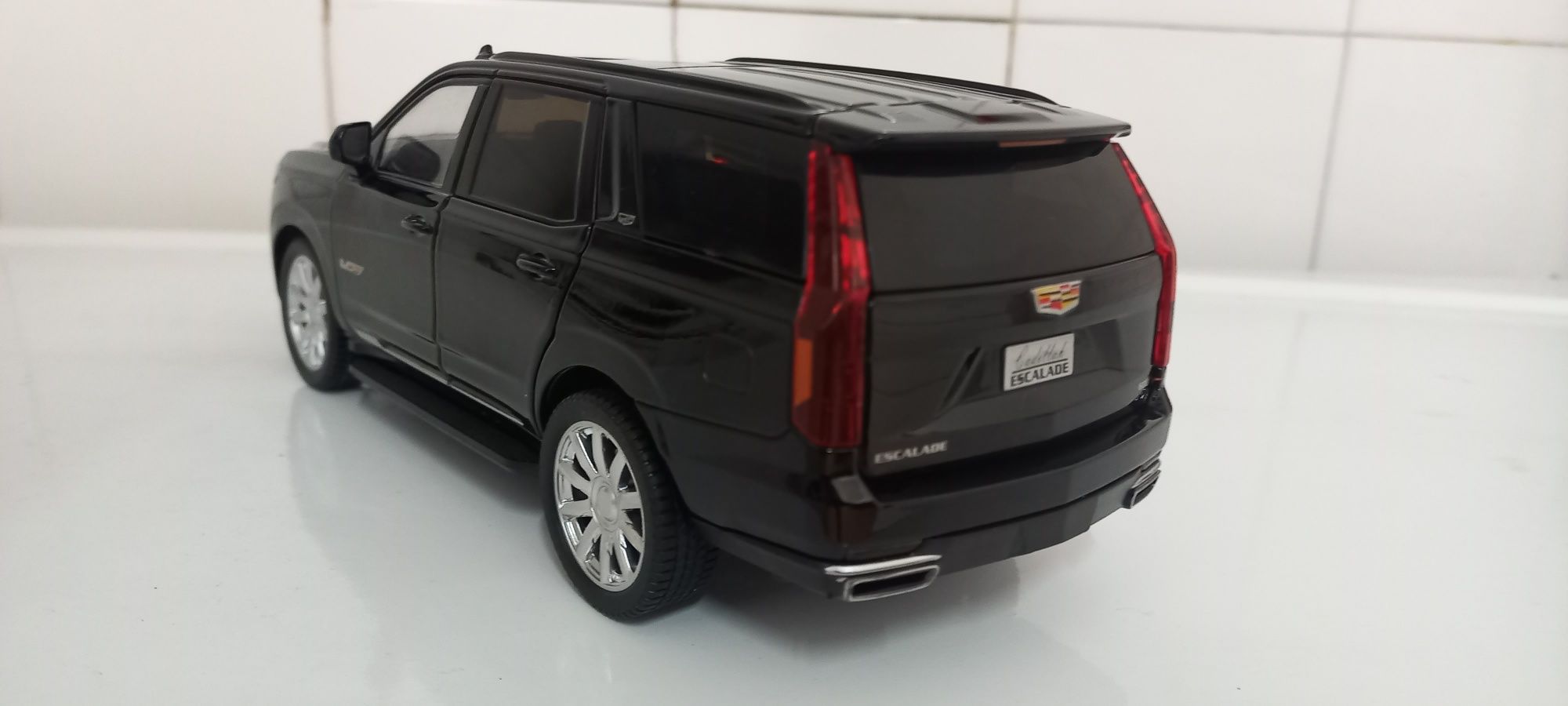 Cadillac Escalade ESV esc 1/24