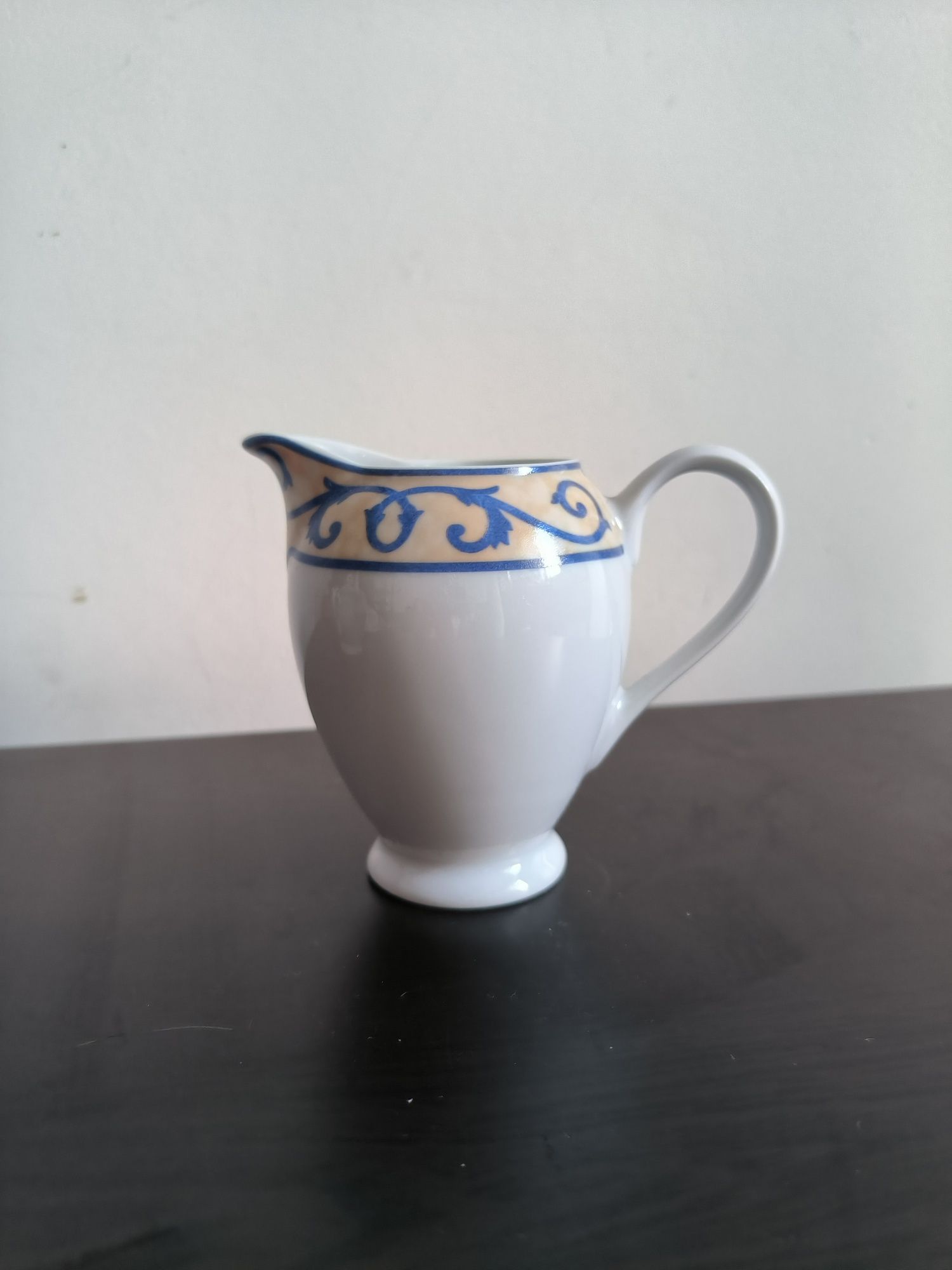 Biały porcelanowy dzbanuszek na mleko mlecznik Art & Design Porcelain