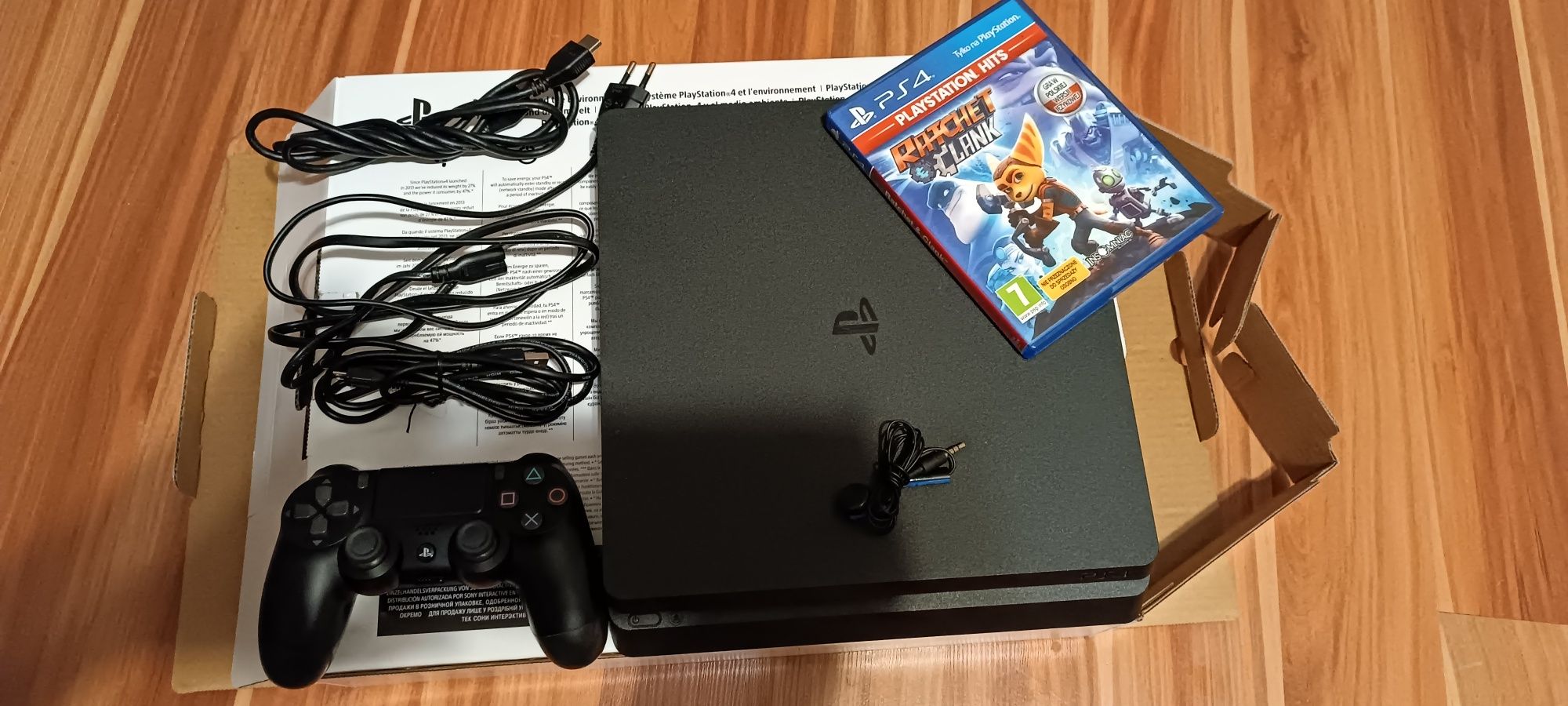 Sprzedam konsola ps4 slim PlayStation 4 slim 1 terabajt