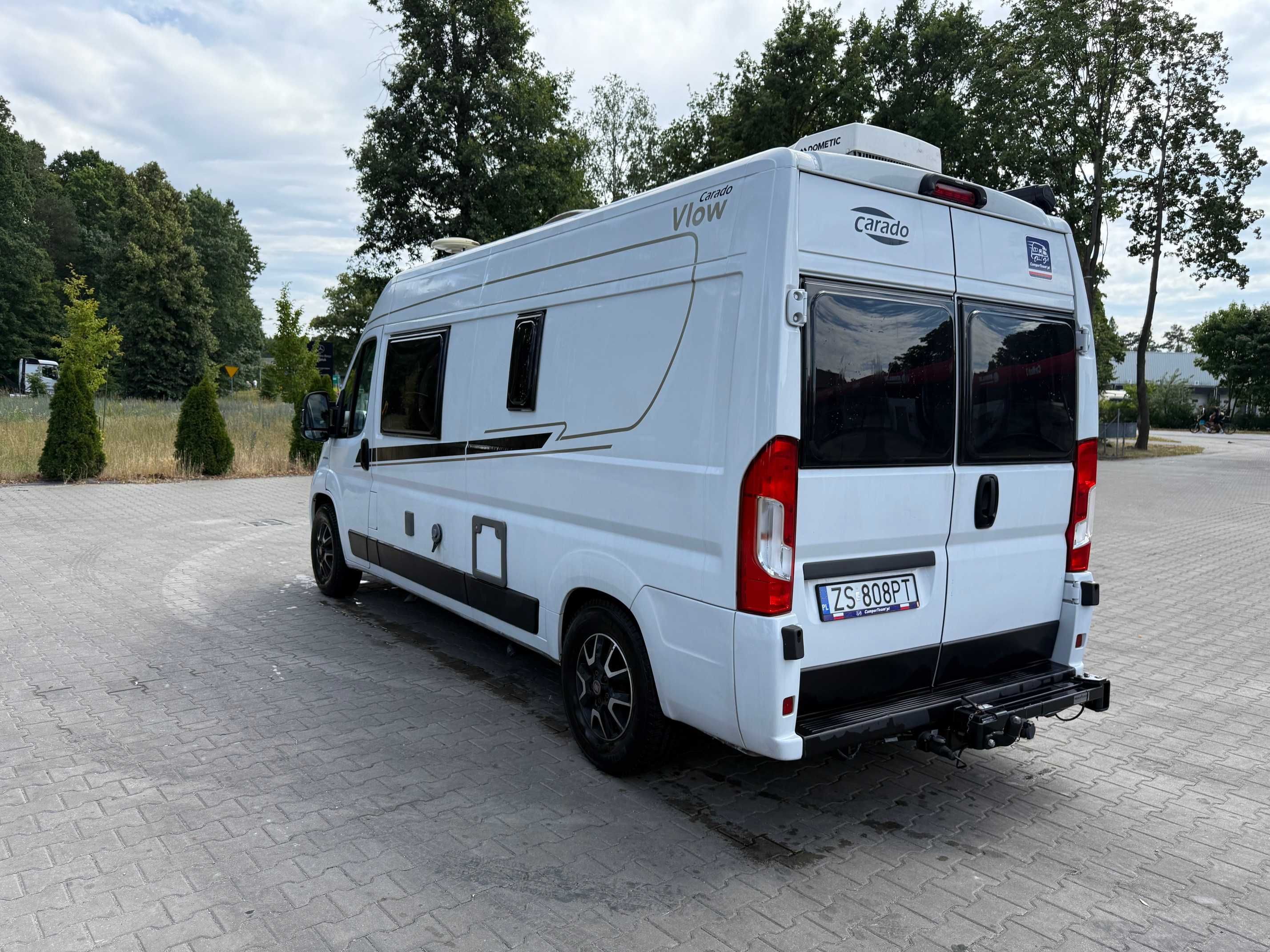 Kamper CARADO V600 w Bardzo dobrym Stanie na fabrycznej zabudowie.