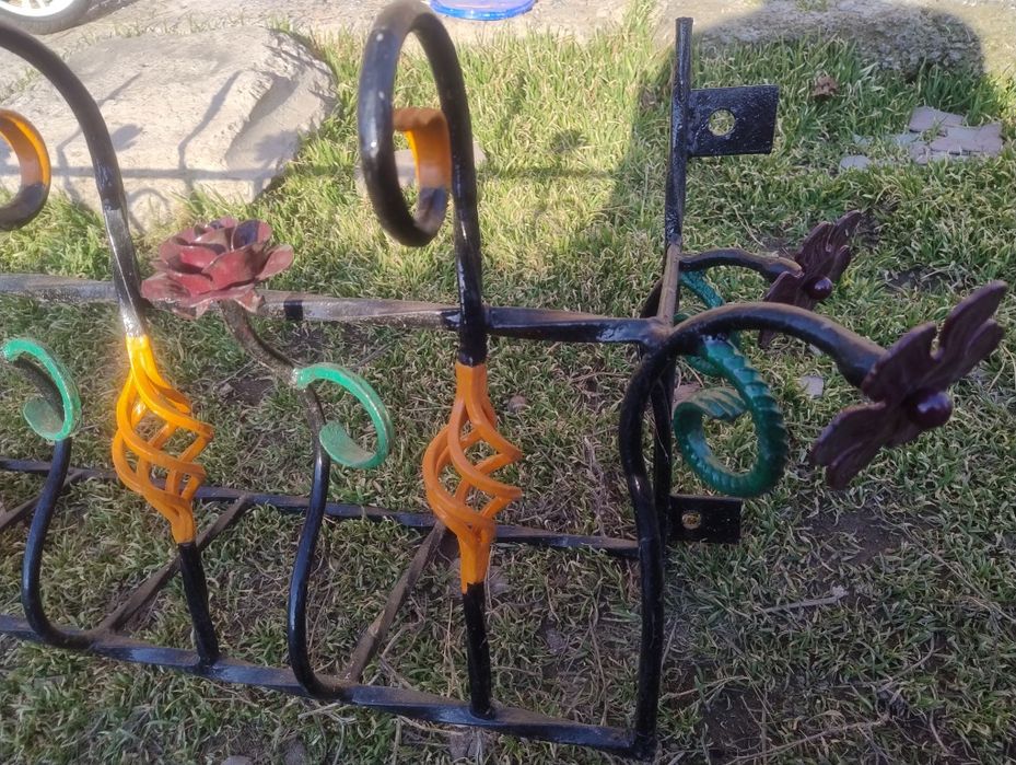 Металлический навесной цветник