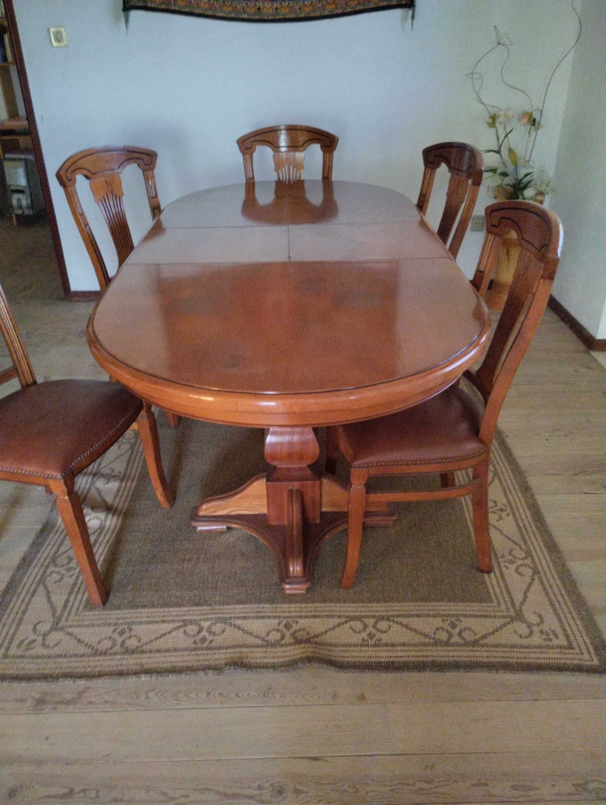 Sala de jantar (cristaleira e mesa com seis cadeiras)
