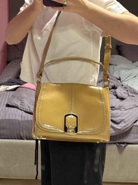 Лакова бежева сумка Fendi