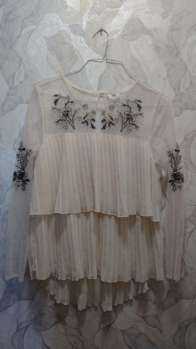 Блуза з вишивкою