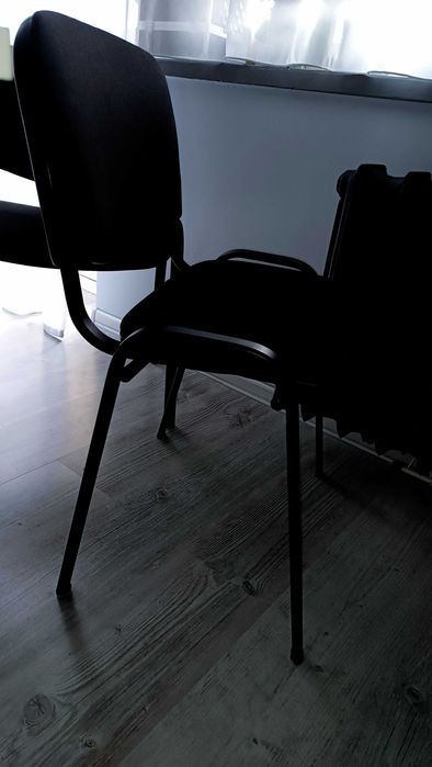 2 z czarne solidne krzesła biurowe konferencyjne - wygodne stabilne