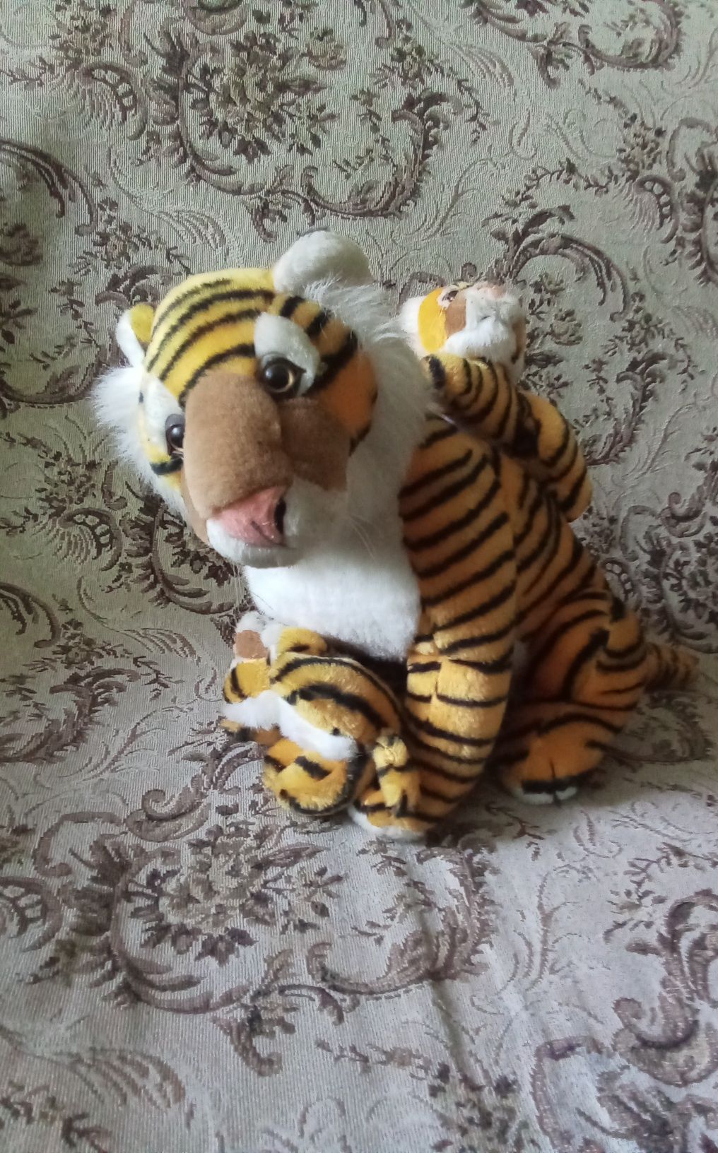 Игрушка мягкая тигрица с тигрятами.